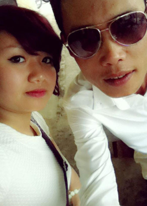 Sau khi ly hôn lần hai, Hiệp Gà khoe bạn gái mới nhưng sau đó lại chia tay. Những ồn ào đời tư của anh khiến dư luận ngày càng ngán ngẩm. Hiện trước lời tố của vợ ba, Hiệp Gà chưa lên tiếng. Ảnh: Khampha Mời quý độc giả xem clip "Góc khuất hôn nhân của Hiệp Gà". Nguồn: VTC