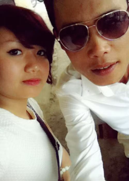 Sau khi ly hôn lần hai, Hiệp Gà khoe bạn gái mới nhưng sau đó lại chia tay. Những ồn ào đời tư của anh khiến dư luận ngày càng ngán ngẩm. Hiện trước lời tố của vợ ba, Hiệp Gà chưa lên tiếng. Ảnh: Khampha Mời quý độc giả xem clip "Góc khuất hôn nhân của Hiệp Gà". Nguồn: VTC