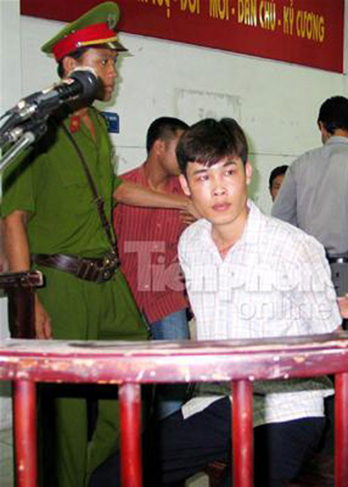 Trước ồn ào với người vợ thứ ba, diễn viên hài Hiệp Gà vướng không ít scandal. Anh từng bị bắt và chịu án tù 2 năm vì tàng trữ ma túy. Ảnh: Tienphong