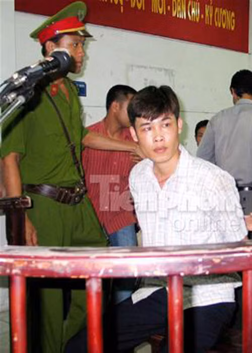 Trước ồn ào với người vợ thứ ba, diễn viên hài Hiệp Gà vướng không ít scandal. Anh từng bị bắt và chịu án tù 2 năm vì tàng trữ ma túy. Ảnh: Tienphong