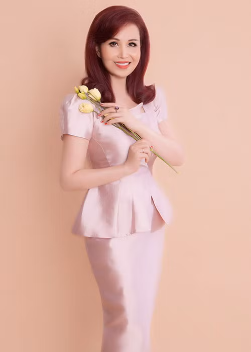 Mới đây, Diệu Hoa tái xuất trên sân khấu Gala 30 năm Hoa hậu Việt Nam. Vào 28 năm trước, cô đăng quang cuộc thi Hoa hậu Việt Nam.