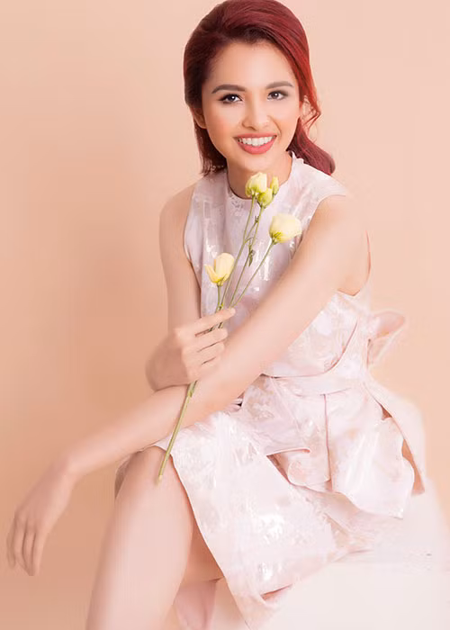 Diệu My năm nay 21 tuổi, học năm cuối tại một trường đại học ở Mỹ chuyên ngành về Quản lý, kinh doanh và Marketing.