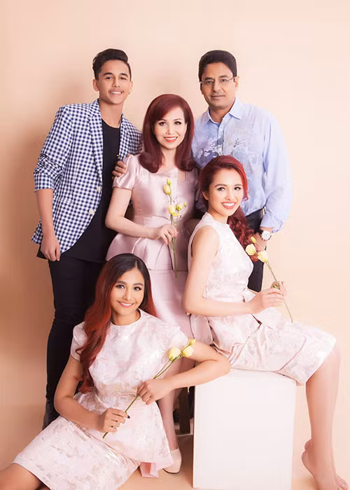 Diệu Hoa khiến nhiều người ngưỡng mộ bởi tổ ấm hạnh phúc bên người chồng Ấn Độ và 3 con "đủ nếp đủ tẻ".