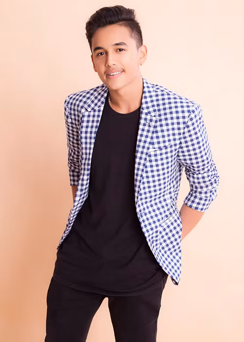 Con trai của Hoa hậu Diệu Hoa đã ra dáng một thanh niên chững chạc.