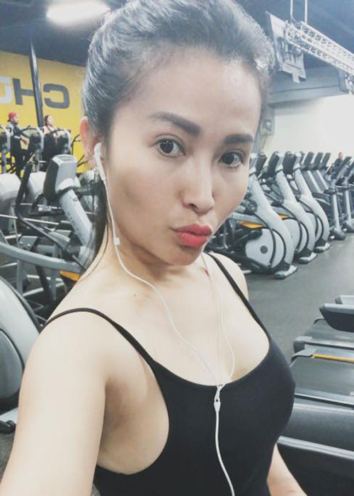 Nữ ca sĩ chăm chỉ tập gym để giữ vóc dáng thon gọn.