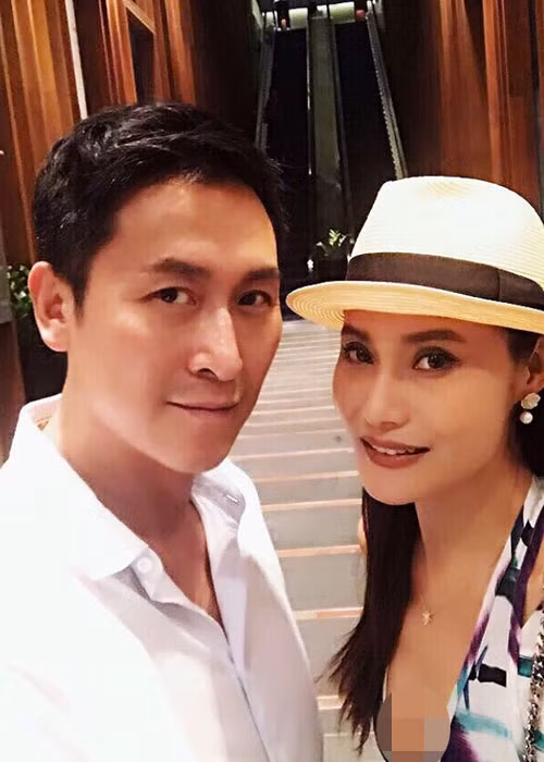 Vợ của Mã Đức Chung xinh đẹp, giỏi giang. Cô từng làm giảng viên nhưng từ bỏ công việc này để sát cánh bên chồng. Ảnh: Weibo