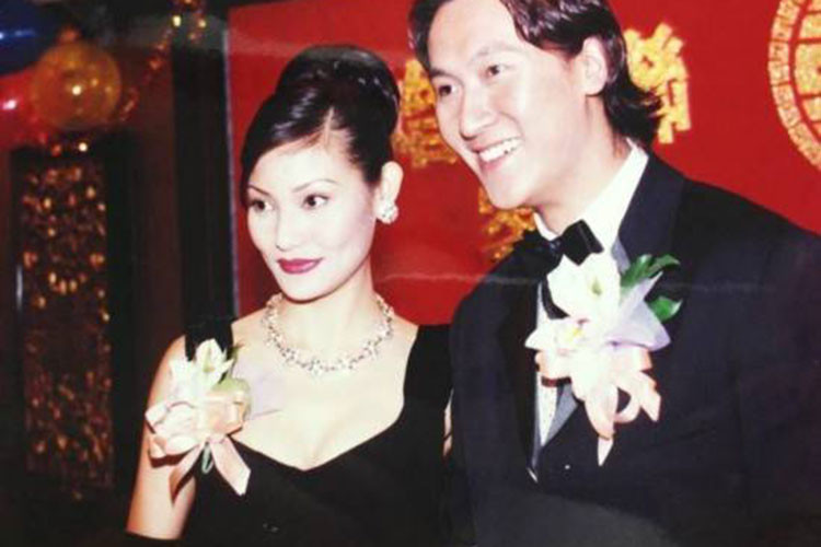 Mã Đức Chung quen Trương Tiểu Lan khi vào học chung lớp cấp 2. Phải mất một thời gian dài, tài tử TVB mới dám bày tỏ tình cảm với cô bạn học. Ảnh: Sina