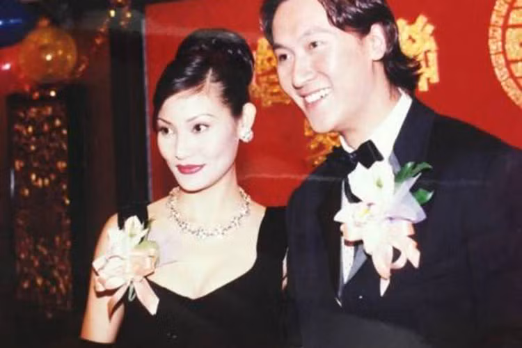 Mã Đức Chung quen Trương Tiểu Lan khi vào học chung lớp cấp 2. Phải mất một thời gian dài, tài tử TVB mới dám bày tỏ tình cảm với cô bạn học. Ảnh: Sina