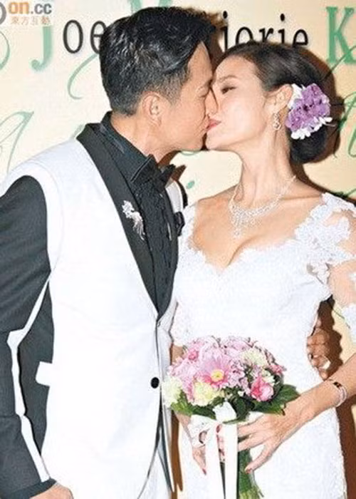 Sau những sóng gió, vợ chồng Mã Đức Chung vẫn hạnh phúc bên nhau. Năm 2013, cặp đôi còn mở tiệc kỷ niệm ngày cưới. Ảnh: On