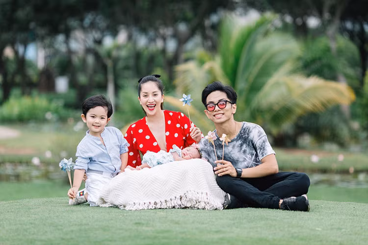 Ngoài con gái của Hoa hậu Đặng Thu Thảo, con gái của cặp vợ chồng Khánh Thi - Phan Hiển cũng nhận được sự chú ý của người hâm mộ.