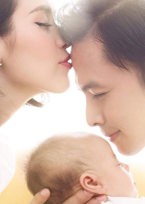 Dù được khuyên không nên ôm con quá nhiều, Tú Vi và Văn Anh vẫn muốn ôm ấp con mỗi khi con khóc.