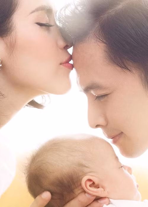 Dù được khuyên không nên ôm con quá nhiều, Tú Vi và Văn Anh vẫn muốn ôm ấp con mỗi khi con khóc.