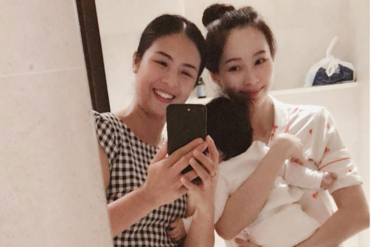 Ở tuổi 27, mỹ nhân Việt này là bà mẹ bỉm sữa vô cùng giản dị bên con gái.