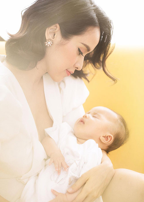 Tháng 4/2018, vợ chồng sao Việt Tú Vi - Văn Anh vỡ òa hạnh phúc khi con gái đầu lòng chào đời.