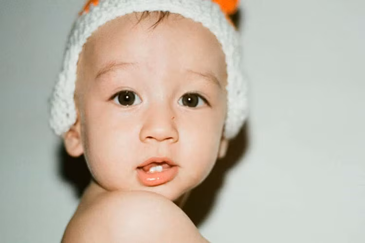 Mang dòng máu lai, quý tử nhà Trang Khiếu sở hữu đôi mắt to tròn, làn da trắng trẻo.