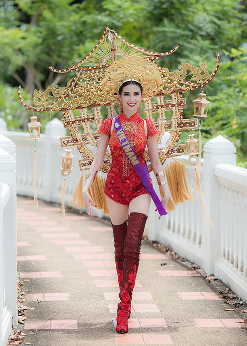 Đại diện Việt Nam tự tin ở phần thi trang phục dân tộc. Ảnh: Fanpage