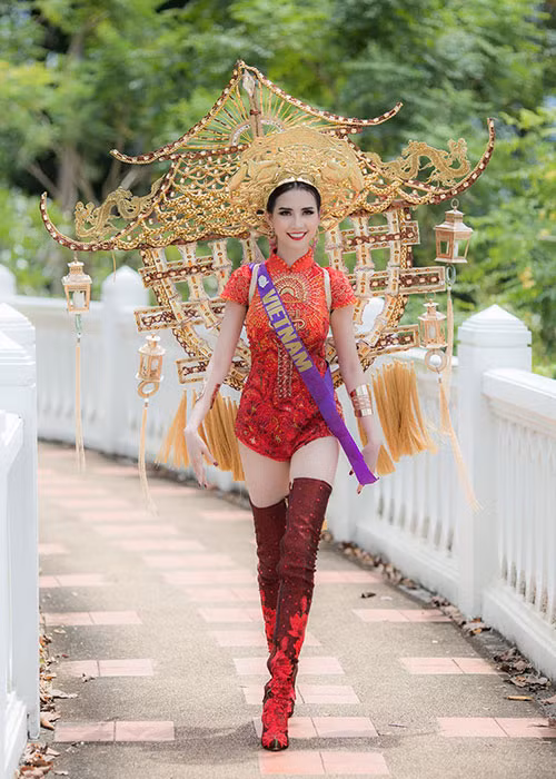 Đại diện Việt Nam tự tin ở phần thi trang phục dân tộc. Ảnh: Fanpage