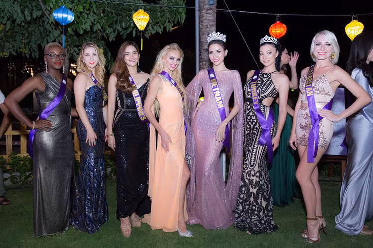 Tân Hoa hậu còn nghẹn ngào gửi lời cảm ơn đến gia đình, bạn bè và những người hâm mộ. Ảnh: FBNV