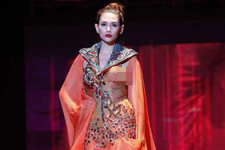 Bị phạt 3,5 triệu đồng vì ăn mặc hở hang trên sân khấu cũng vào năm 2012 là siêu mẫu Hoàng Yến. Ảnh: Nguoilaodong