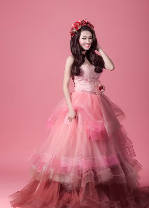 Trước tin đồn đính hôn vào ngày 24/8 và làm đám cưới trong tháng 9 với Trường Giang, Nhã Phương vẫn giữ im lặng. Ảnh: Thegioidienanh