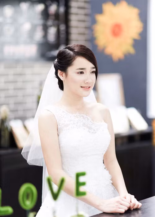 Diện váy cưới trắng tinh khôi lệch vai, Nhã Phương đẹp đến nao lòng. Ảnh: Khampha