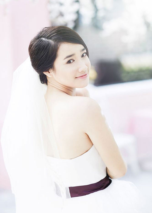 Nữ diễn viên phim "Tuổi thanh xuân" khoe vai trần gợi cảm khi hóa thân cô dâu. Ảnh: Tienphong