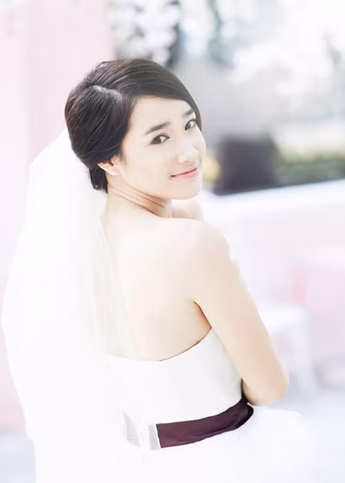 Nữ diễn viên phim "Tuổi thanh xuân" khoe vai trần gợi cảm khi hóa thân cô dâu. Ảnh: Tienphong