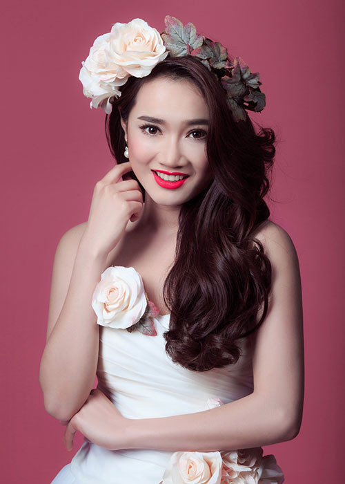 Khi hóa thân cô dâu, Nhã Phương lúc kiêu sa lúc đầy ngọt ngào. Ảnh: Thegioidienanh