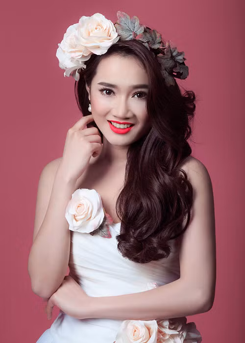 Khi hóa thân cô dâu, Nhã Phương lúc kiêu sa lúc đầy ngọt ngào. Ảnh: Thegioidienanh