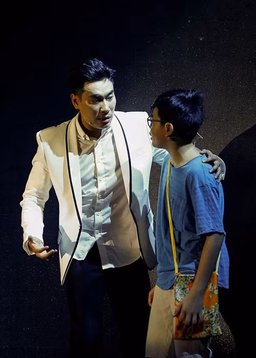 Kiều Minh Tuấn lấy ví dụ bé Bom đi học về sẽ vứt khăn quàng lên mặt bàn, anh không đồng ý và yêu cầu bé cho khăn vào cặp để ngày hôm sau đi học sẽ nhớ. Ảnh: Zing