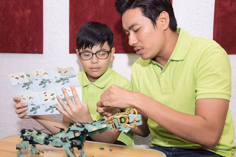 Chia sẻ trên Người lao động, Kiều Minh Tuấn cho hay anh thương bé Bom nhưng nghiêm khắc khi cần thiết.