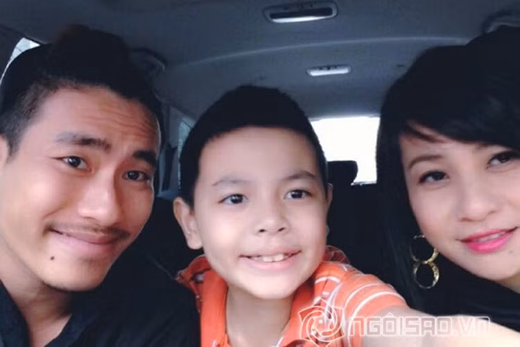 Nhờ sự dạy dỗ của Kiều Minh Tuấn, mẹ và bố, bé Bom ngày lớn càng hiểu chuyện, rất tự lập. Ảnh: Ngoisao