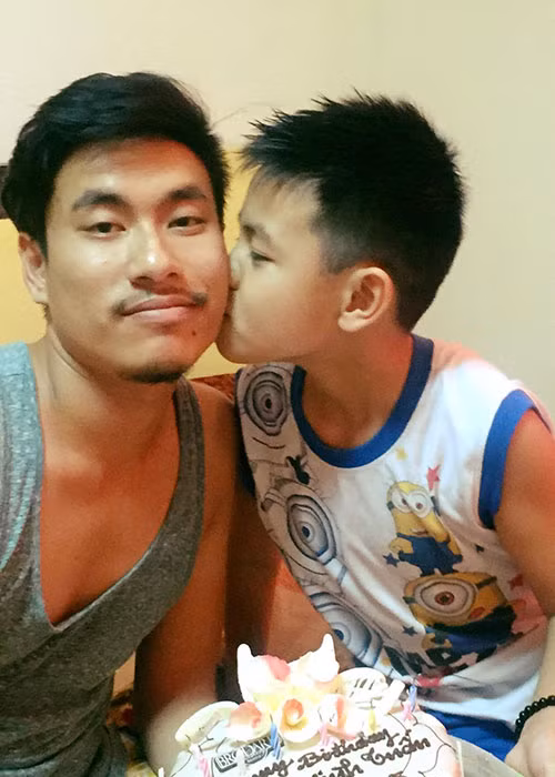 Kiều Minh Tuấn không la mắng, đánh đòn bé Bom bao giờ. Anh chọn cách nói chuyện, phân tích cho bé hiểu mỗi lần bé không ngoan.