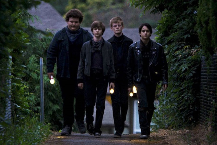 Nội dung “Mùa hè kinh hoàng 84” kể về 4 chàng trai tuổi teen lên kế hoạch theo dõi người hàng xóm mà các cậu tình nghi là hung thủ của một vụ án mạng. Ảnh: Pose