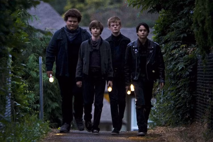 Nội dung “Mùa hè kinh hoàng 84” kể về 4 chàng trai tuổi teen lên kế hoạch theo dõi người hàng xóm mà các cậu tình nghi là hung thủ của một vụ án mạng. Ảnh: Pose