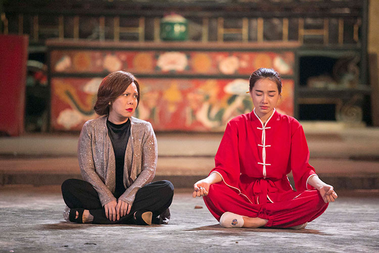 Nội dung phim “Hoán đổi” kể về cuộc hoán đổi thân xác giữa nữ ca sĩ nổi tiếng và một nữ võ sư tâm huyết với nghề. Phim công chiếu ngày 31/8.