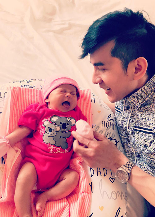 Bé Talia bất ngờ òa khóc khi được Đan Trường đến thăm.