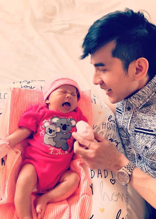 Bé Talia bất ngờ òa khóc khi được Đan Trường đến thăm.