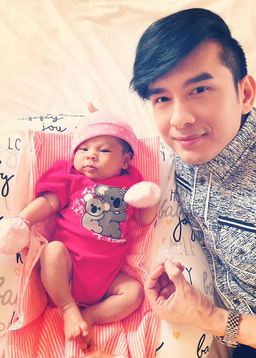 Con gái của "búp bê" Thanh Thảo kháu khỉnh ở tuần tuổi thứ 3.