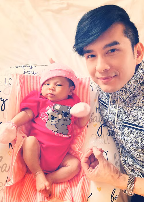 Con gái của "búp bê" Thanh Thảo kháu khỉnh ở tuần tuổi thứ 3.