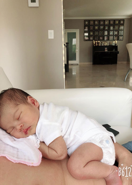 Bé Talia khá cứng cáp, sở hữu gương mặt vô cùng đáng yêu.