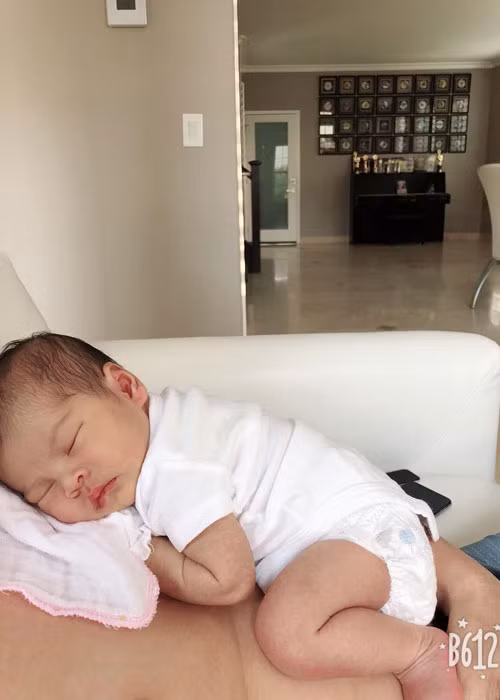 Bé Talia khá cứng cáp, sở hữu gương mặt vô cùng đáng yêu.