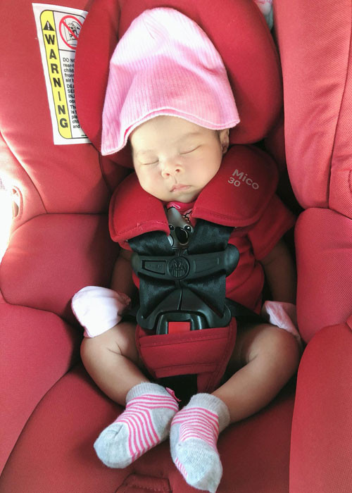 Bé Talia ngủ ngoan khi cùng bố mẹ và gia đình ra ngoài đi chơi.