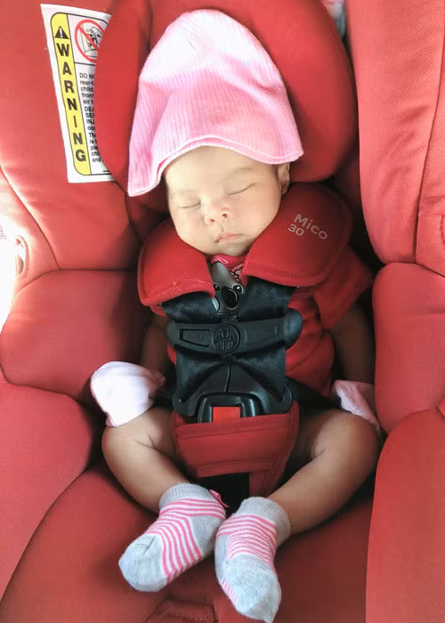 Bé Talia ngủ ngoan khi cùng bố mẹ và gia đình ra ngoài đi chơi.