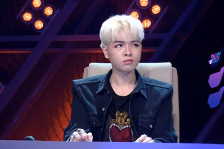 Lùm xùm đầu tiên của The Debut là việc Đức Phúc làm giám khảo. Với tuổi nghề và tuổi đời còn khá trẻ, nam ca sĩ gây nhiều tranh cãi. Ảnh: Baogiaothong