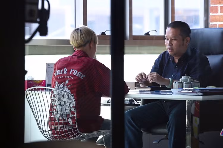 Cuộc trò chuyện riêng giữa Văn An và nhà sản xuất đã được ghi hình và được gửi đến các đơn vị truyền thông. Nhiều khán giả cho rằng chương trình tạo dựng chiêu trò. Ảnh: Youtube