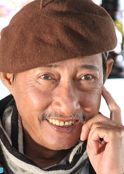 Nghệ sĩ Lê Bình là gương mặt quen thuộc của màn ảnh và sân khấu kịch phía Nam. Ông từng đóng phim "Đất phương Nam", "Mùa len trâu". Ảnh: Nguoinoitieng