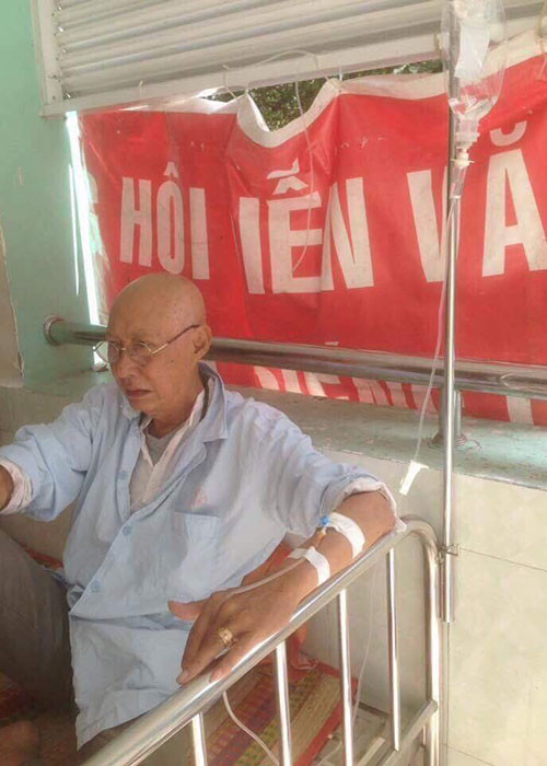 Hình ảnh nghệ sĩ Lê Bình nằm viện được một khán giả chụp và chia sẻ trên mạng xã hội. Ảnh: FBNV