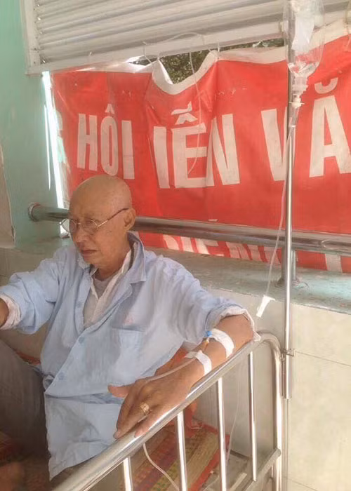 Hình ảnh nghệ sĩ Lê Bình nằm viện được một khán giả chụp và chia sẻ trên mạng xã hội. Ảnh: FBNV