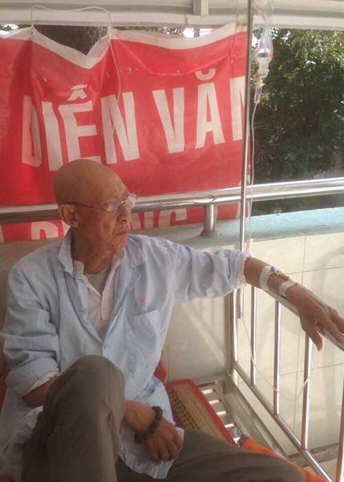 Hinh anh nghe si Le Binh lac quan chong choi benh ung thu phoi